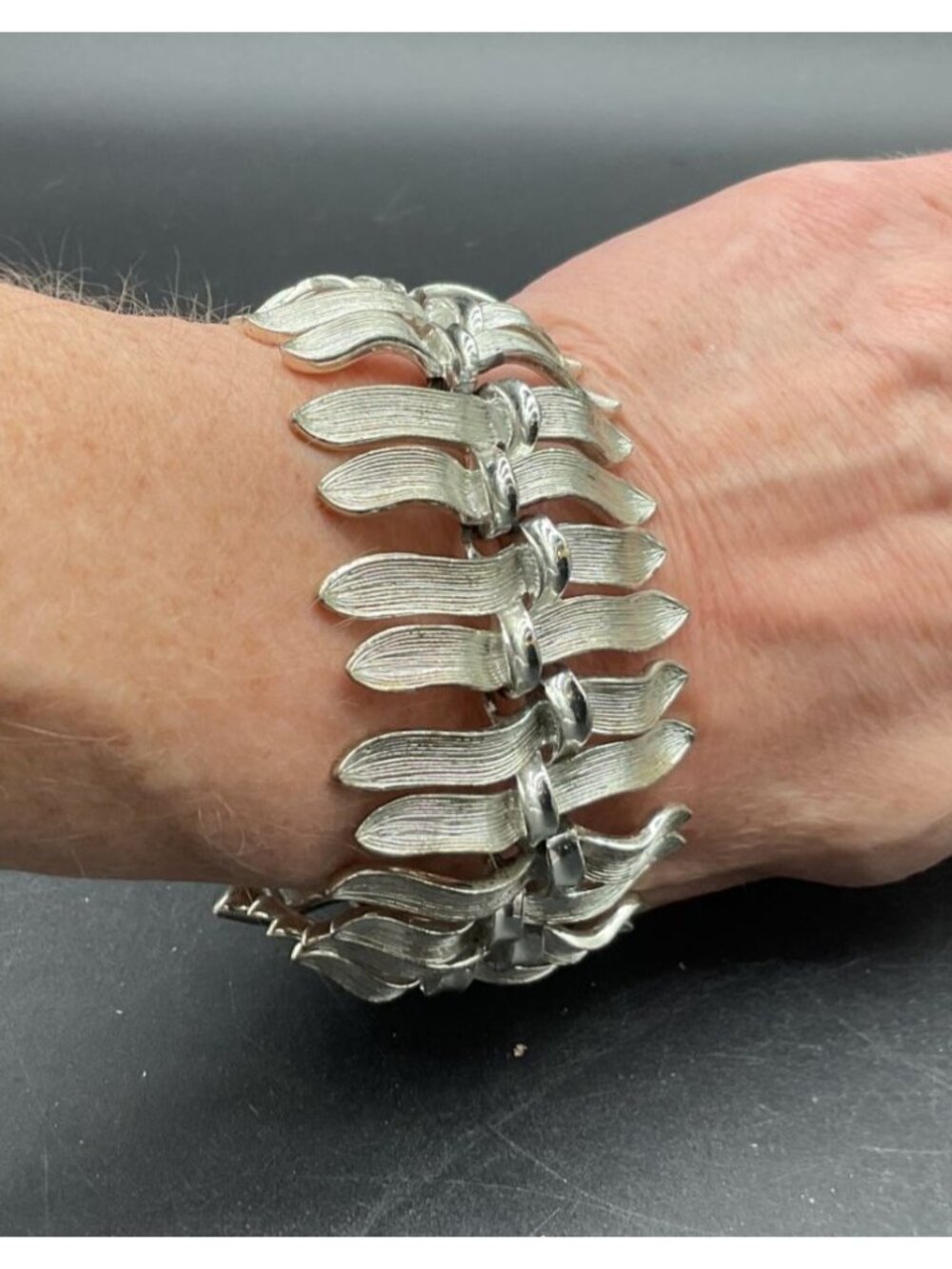 Vintage Brushed Silver Tone Lisner Leaf Bracelet 7" Elegant Design